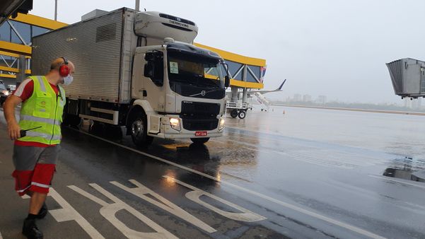 Novo carregamento de 54.4 mil doses da vacina Coronavac/Butantan que chegaram domingo (7) pela manhã no Aeroporto de Vitória. por Hélio Filho / Secom