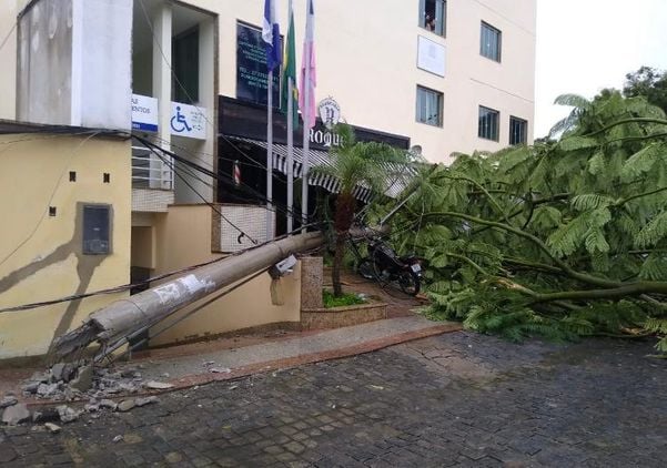 Chuva derruba árvores e postes em Nova Venécia por Foto internauta