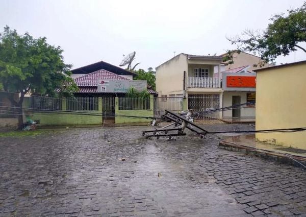 Chuva derruba árvores e postes em Nova Venécia por Foto internauta