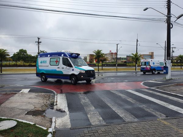 A ambulância deixa o aeroporto de Vitória e seguem em direção ao   Hospital Estadual Dr. Jayme Santos Neves. por  Helio Filho/Secom ES   