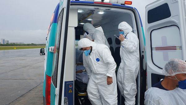 Primeiro paciente vindo de Rondônia que chegou neste domingo, às 14h, no Aeroporto de Vitória. O paciente foi transferido para o Hospital Estadual Dr. Jayme Santos Neves.   por  Helio Filho/Secom ES   