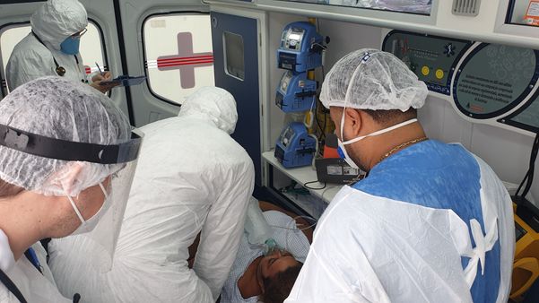 Primeiro paciente vindo de Rondônia que chegou neste domingo, às 14h, no Aeroporto de Vitória. O paciente foi transferido para o Hospital Estadual Dr. Jayme Santos Neves.   por  Helio Filho/Secom ES   