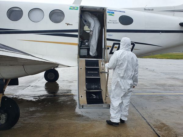 Primeiro paciente vindo de Rondônia que chegou neste domingo, às 14h, no Aeroporto de Vitória. O paciente foi transferido para o Hospital Estadual Dr. Jayme Santos Neves.   por  Helio Filho/Secom ES  