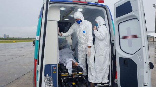 Primeiro paciente vindo de Rondônia que chegou neste domingo, às 14h, no Aeroporto de Vitória. O paciente foi transferido para o Hospital Estadual Dr. Jayme Santos Neves.   por  Helio Filho/Secom ES  