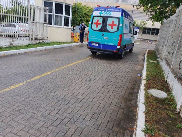 A ambulância deixa o aeroporto de Vitória e seguem em direção ao   Hospital Estadual Dr. Jayme Santos Neves. por  Helio Filho/Secom ES  