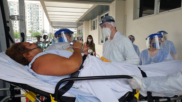 O paciente é levado para dentro do hospital por  Helio Filho/Secom ES  