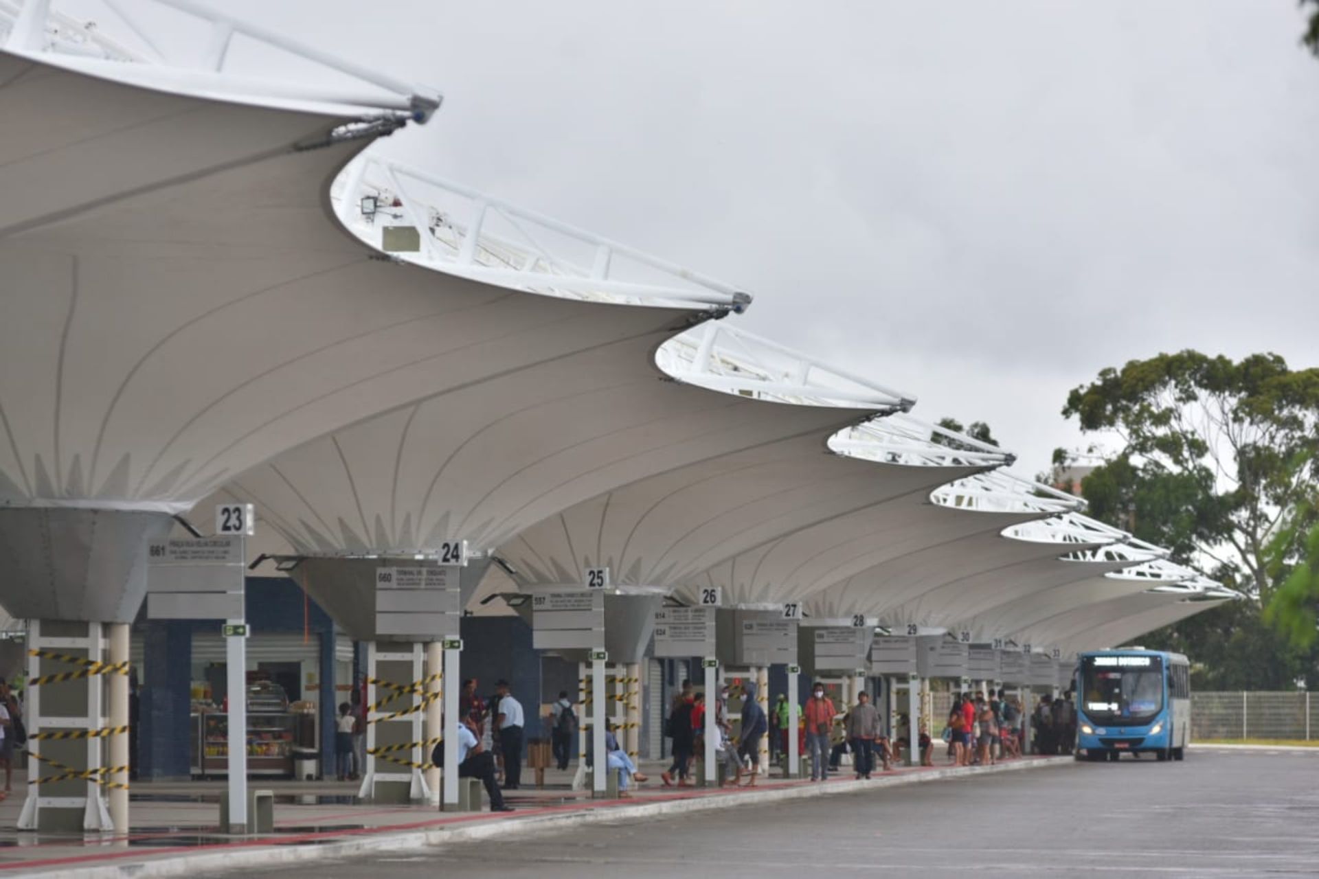 Levantamento mostra que estrutura foi fechada em 2018 e, após investimento de R$ 12 milhões e reinauguração, a membrana instalada na cobertura do terminal já rasgou algumas vezes