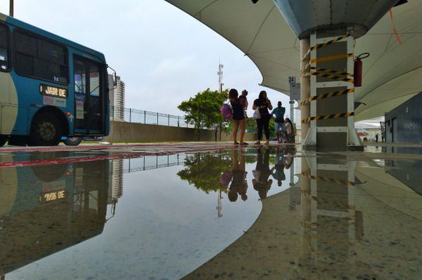 Terminal de Itaparica com pontos de alagamento após chuva