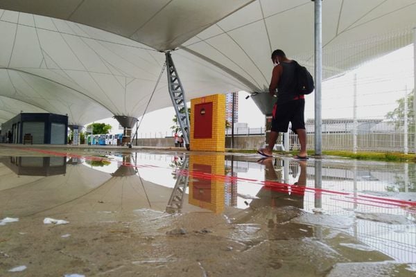 Passageiros tentam desviar de poças d'água por Fernando Madeira