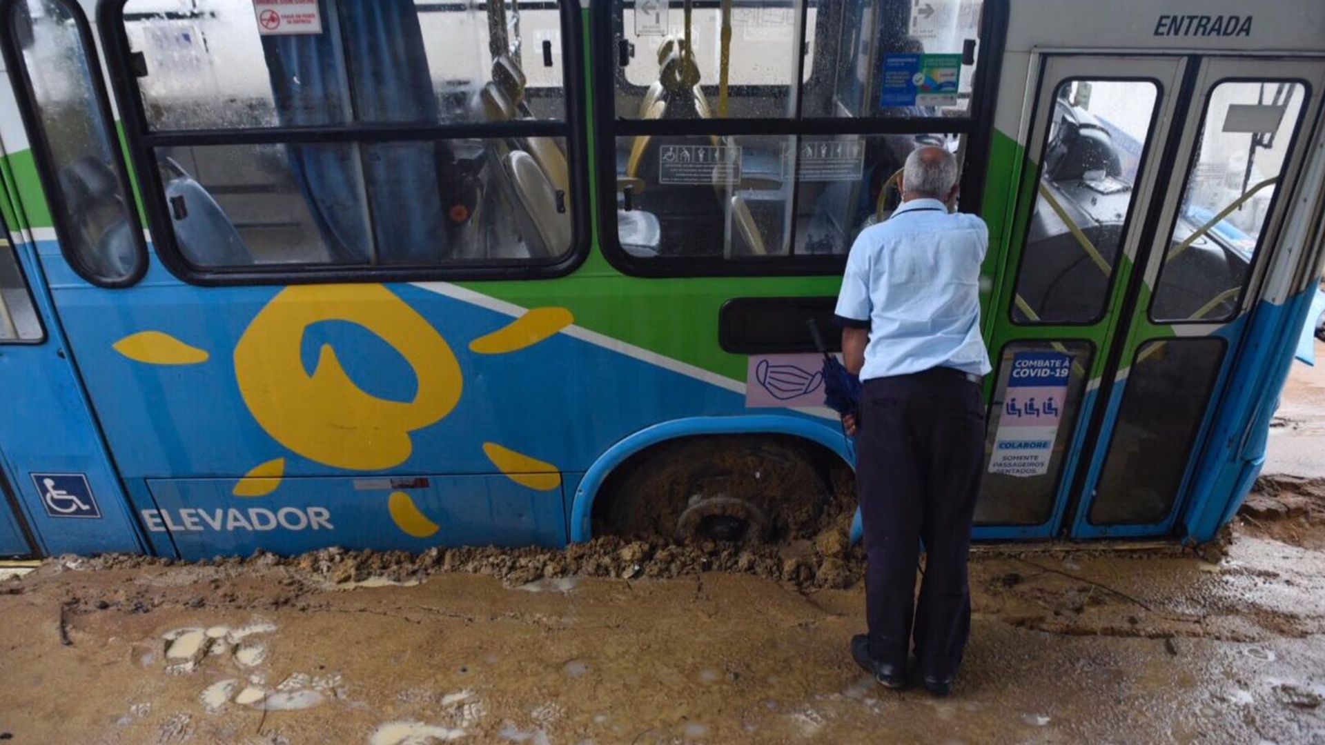 Dois ônibus ficaram atolados na rua Rua Olavo Bilac em Praia de Carapebus, na Serra