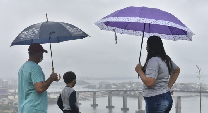 Inpe e Incaper emitiram aviso com risco maior de acúmulo de água no Sul do Estado. Previsão é de tempo fechado e queda nas temperaturas em todo o território capixaba