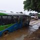 Imagem - Ônibus do Transcol atolam em rua tomada por lama na Praia de Carapebus