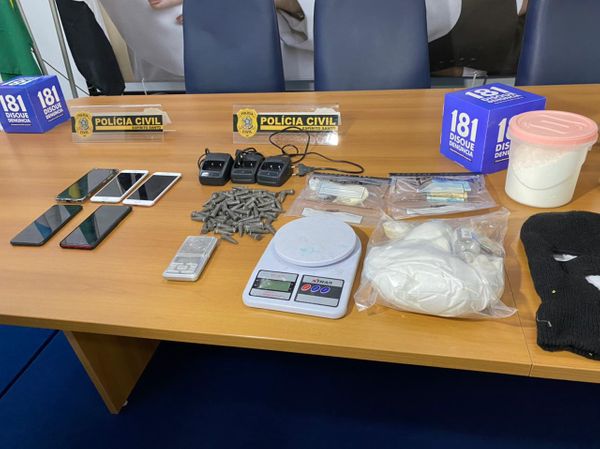 A Polícia Civil apreendeu armas, drogas, munições e celulares durante operação no Morro do Cabral, em Vitória