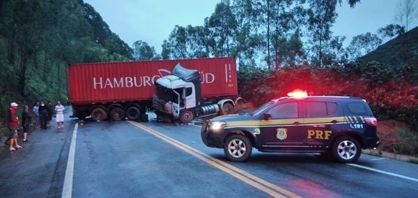 Um acidente envolvendo duas carretas deixa a rodovia BR 262 totalmente interditada em Ibatiba, no Sul do Estado. A colisão aconteceu por volta das 5h30, na altura do km 178.