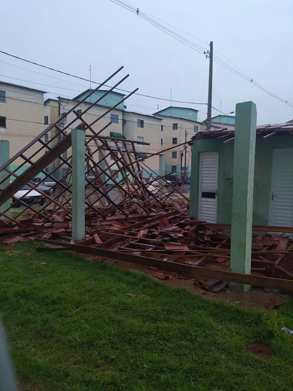 A estrutura caiu durante a chuva deste domingo (07). Ninguém ficou ferido