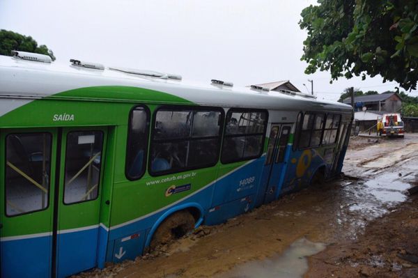 Dois ônibus ficaram atolados na rua Rua Olavo Bilac em Praia de Carapebus, na Serra por Vitor jubini