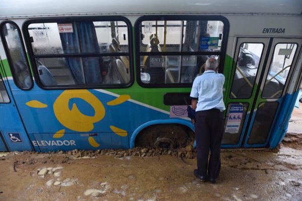 Dois ônibus ficaram atolados na rua Rua Olavo Bilac em Praia de Carapebus, na Serra por Vitor jubini