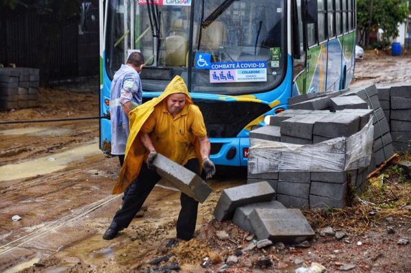 Dois ônibus ficaram atolados na rua Rua Olavo Bilac em Praia de Carapebus, na Serra por Vitor jubini