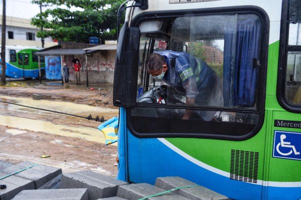 Dois ônibus ficaram atolados na rua Rua Olavo Bilac em Praia de Carapebus, na Serra por Vitor jubini