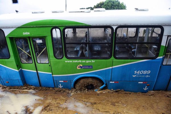Dois ônibus ficaram atolados na rua Rua Olavo Bilac em Praia de Carapebus, na Serra por Vitor jubini