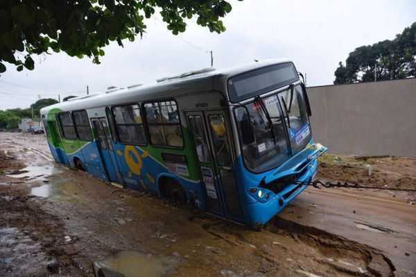 Dois ônibus ficaram atolados na rua Rua Olavo Bilac em Praia de Carapebus, na Serra por Vitor jubini
