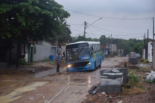 Dois ônibus ficaram atolados na rua Rua Olavo Bilac em Praia de Carapebus, na Serra por Vitor jubini