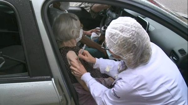 Idosa vacinada no esquema drive-thru em Aracruz, Norte do ES