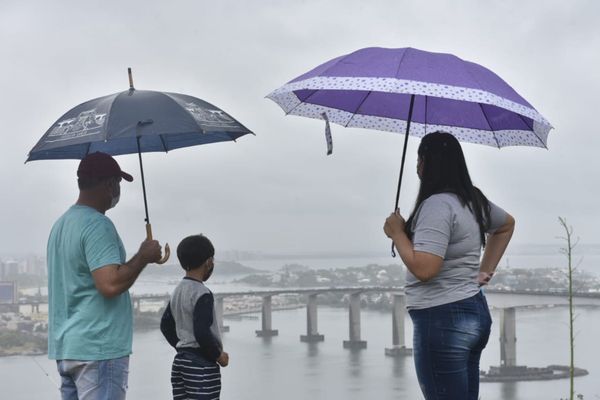 Mesmo com chuva, família admira a vista do Convento da Penha