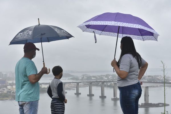 Mesmo com chuva, família admira a vista do Convento da Penha