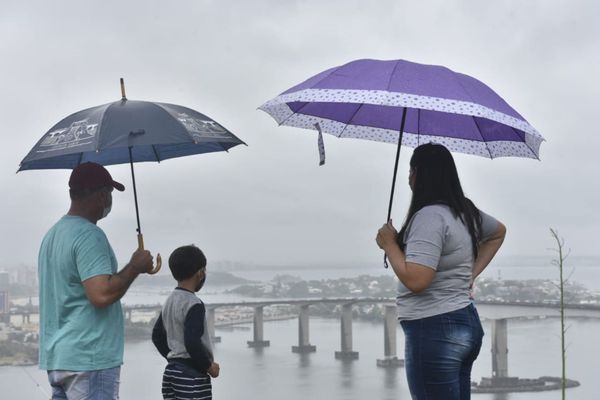Mesmo com chuva, família admira a vista do Convento da Penha por Ricardo Medeiros