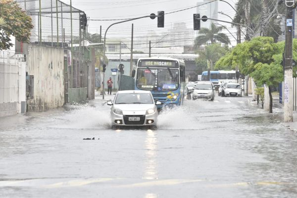 Rua alagada próximo ao Terminal de Vila Velha por Ricardo Medeiros