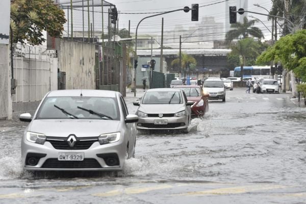 Rua alagada próximo ao Terminal de Vila Velha por Ricardo Medeiros