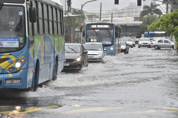 Rua alagada próximo ao Terminal de Vila Velha por Ricardo Medeiros