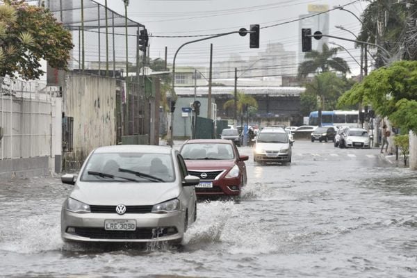 Rua alagada próximo ao Terminal de Vila Velha por Ricardo Medeiros