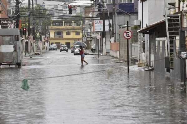 Rua alagada próximo ao Terminal de Vila Velha por Ricardo Medeiros