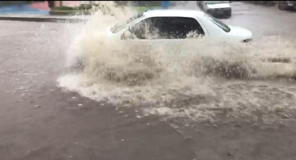 Ruas ficaram alagadas no Centro de Pinheiros 