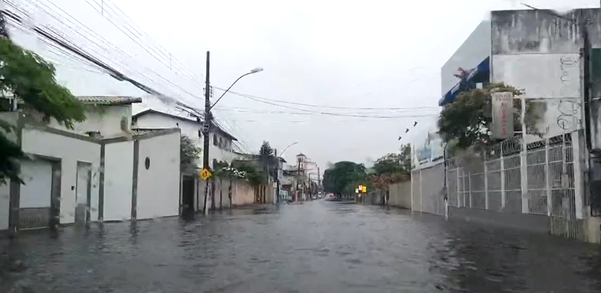 Vila Velha tem ruas alagadas na manhã desta segunda-feira (08)