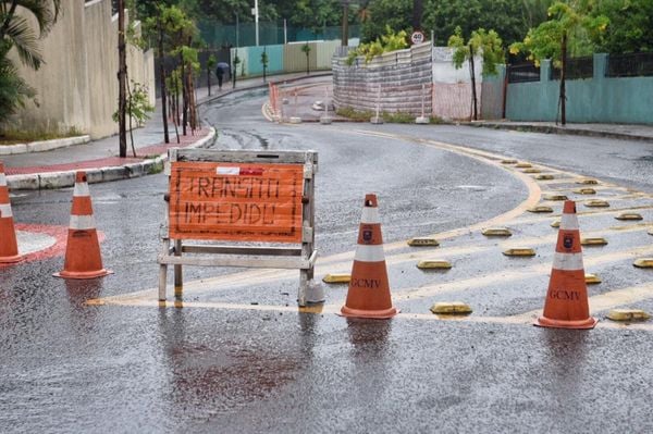 A  Defesa Civil interditou parte da pista de uma rua que ameaça desabar  em Jardim Camburi. A via dá acesso ao condomínio Atlântica Ville .