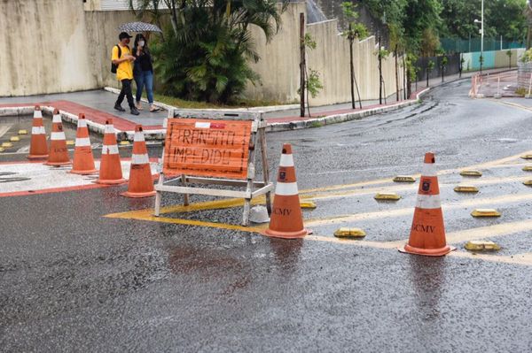 A  Defesa Civil interditou parte da pista de uma rua que ameaça desabar  em Jardim Camburi. A via dá acesso ao condomínio Atlântica Ville . por Vitor Jubini