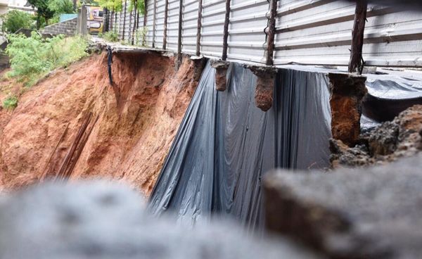 A  Defesa Civil interditou parte da pista de uma rua que ameaça desabar  em Jardim Camburi. A via dá acesso ao condomínio Atlântica Ville . por Vitor Jubini