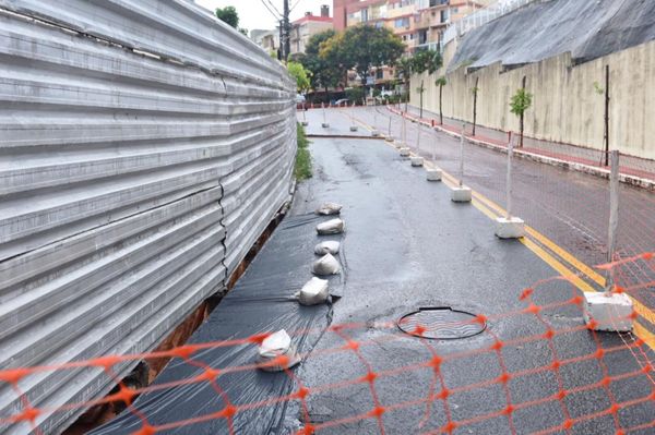 A  Defesa Civil interditou parte da pista de uma rua que ameaça desabar  em Jardim Camburi. A via dá acesso ao condomínio Atlântica Ville . por Vitor Jubini