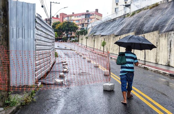 A  Defesa Civil interditou parte da pista de uma rua que ameaça desabar  em Jardim Camburi. A via dá acesso ao condomínio Atlântica Ville . por Vitor Jubini