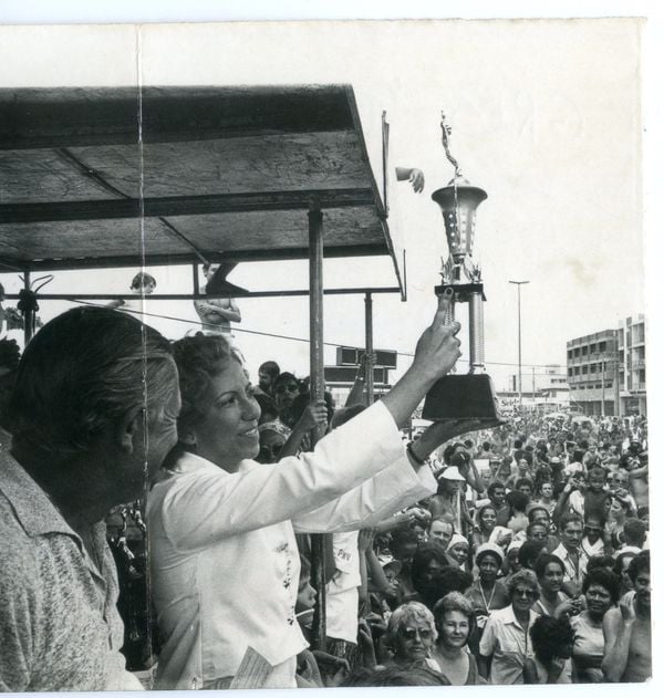 A taça é deles: Independentes de São Torquato comemora a conquista do carnaval de 1982