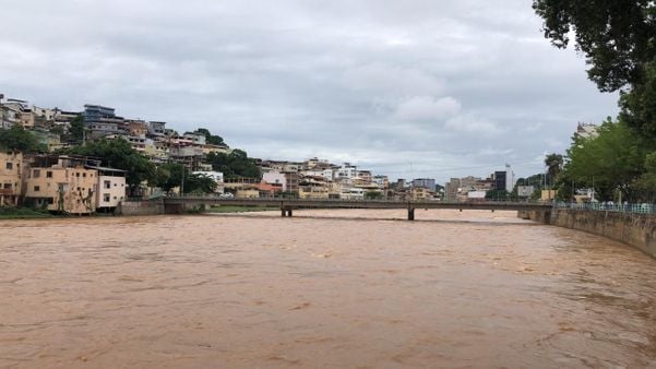 Segundo a prefeitura, mesmo com o nível do Rio baixando, a Defesa Civil permanece monitorando