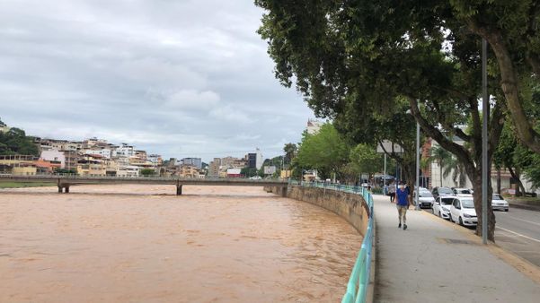 Segundo a prefeitura, mesmo com o nível do Rio baixando, a Defesa Civil permanece monitorando