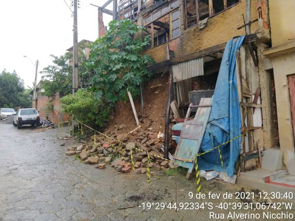 Casa ameaça desabar em Colatina