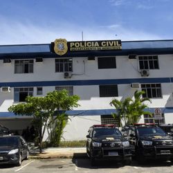 Vítima disse ser perseguida pelo suspeito e que entrou na delegacia para pedir socorro; segundo ela, o agressor não aceita a separação dos dois