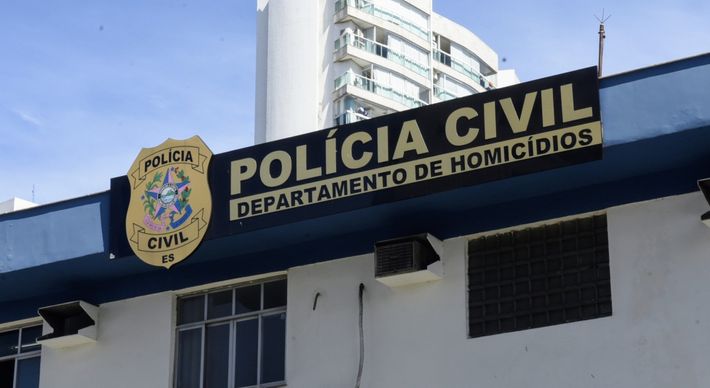 José Guilherme de Oliveira Filho, de 48 anos, foi vítima de seis disparos de arma de fogo e foi encontrado sem vida; um jovem e um adolescente também foram atingidos