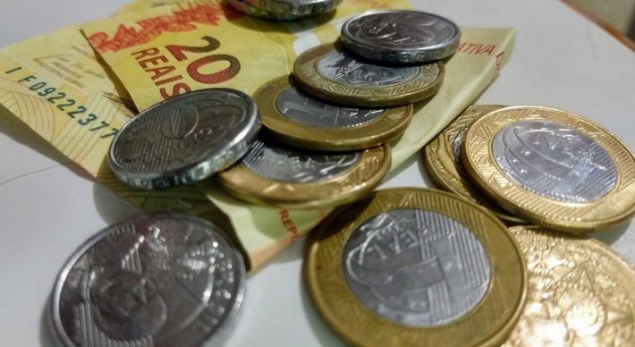 Especialista em planejamento financeiro dá orientações sobre o uso saudável do dinheiro extra para organizar as contas de 2022
