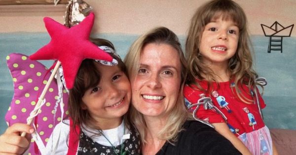 A mamãe Catharine Rosalem, que é arquiteta e empresária, com as filhas Cora e Elis